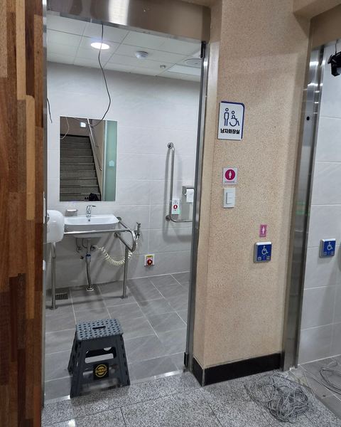 장애인 화장실 자동문 입구