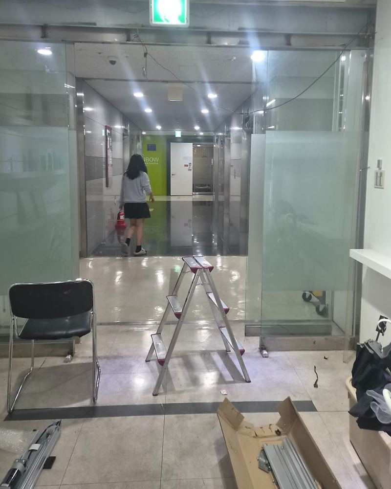 구동부를 갈고 다시 열린 사무실 건물 유리 자동문