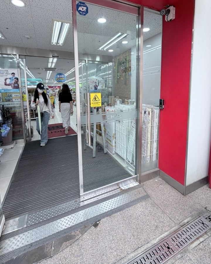 상가 입구의 강화유리 여닫이문