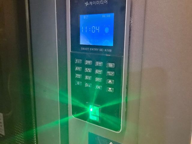 초록 불이 켜진 지문·번호 출입통제 단말기