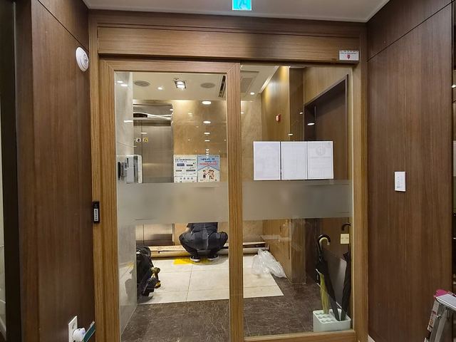 건물 로비의 나무 테 슬라이딩 자동문