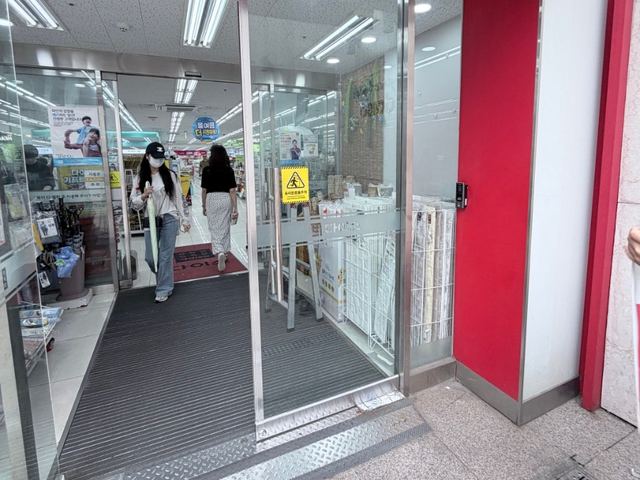 상가 입구의 강화유리 여닫이문
